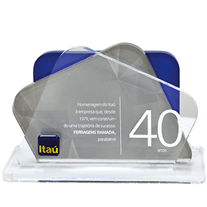 Troféu de homenagem do Itaú aos 40 anos de trajetória da Ferragens Ramada