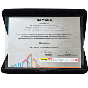 Placa da Saint-Gobain Produtos para Construção agradecendo à Ramada pela parceria
