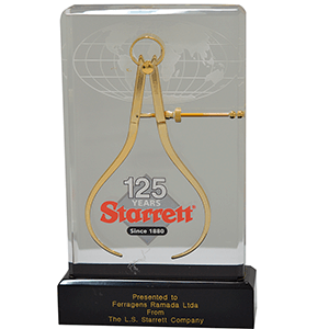 Troféu comemorativo dos 125 anos da Starrett entregue à Ferragens Ramada
